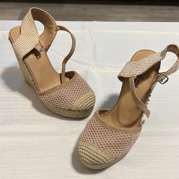 Lucky Brand Shoes - Lucky Brand wedges. Woven tan. EUC.